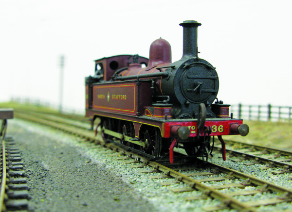 P4
											 model railway locomotive approaching the camera with aperture f2.8